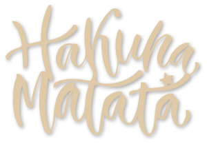 Holzbild Schrift Hakuna Matata in verschiedenen Farben und Größen